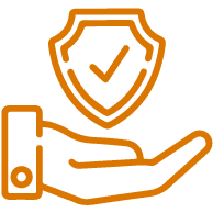 Mano que sostiene un escudo con una marca de verificación